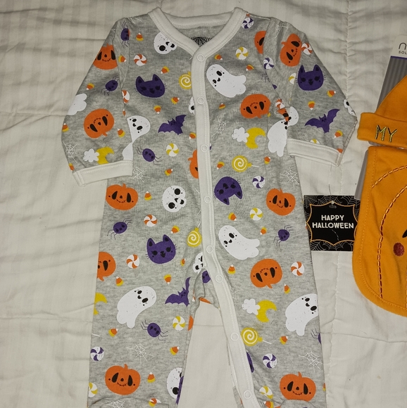 Halloween Sleeper Beanie & Bib - Picture 2 of 4